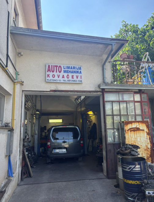 Ulaz u autolimarsku radionicu Kovačevi