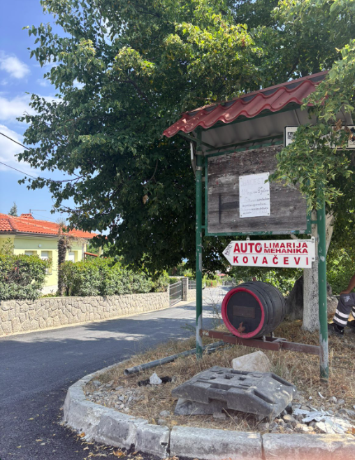 AUTO KOVAČEVI — natpis ispred radionice